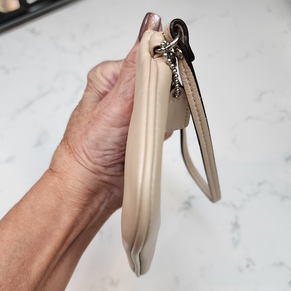COACH Beige Pearl Soft Leather Wristlet EUC - Picture 5 of 9